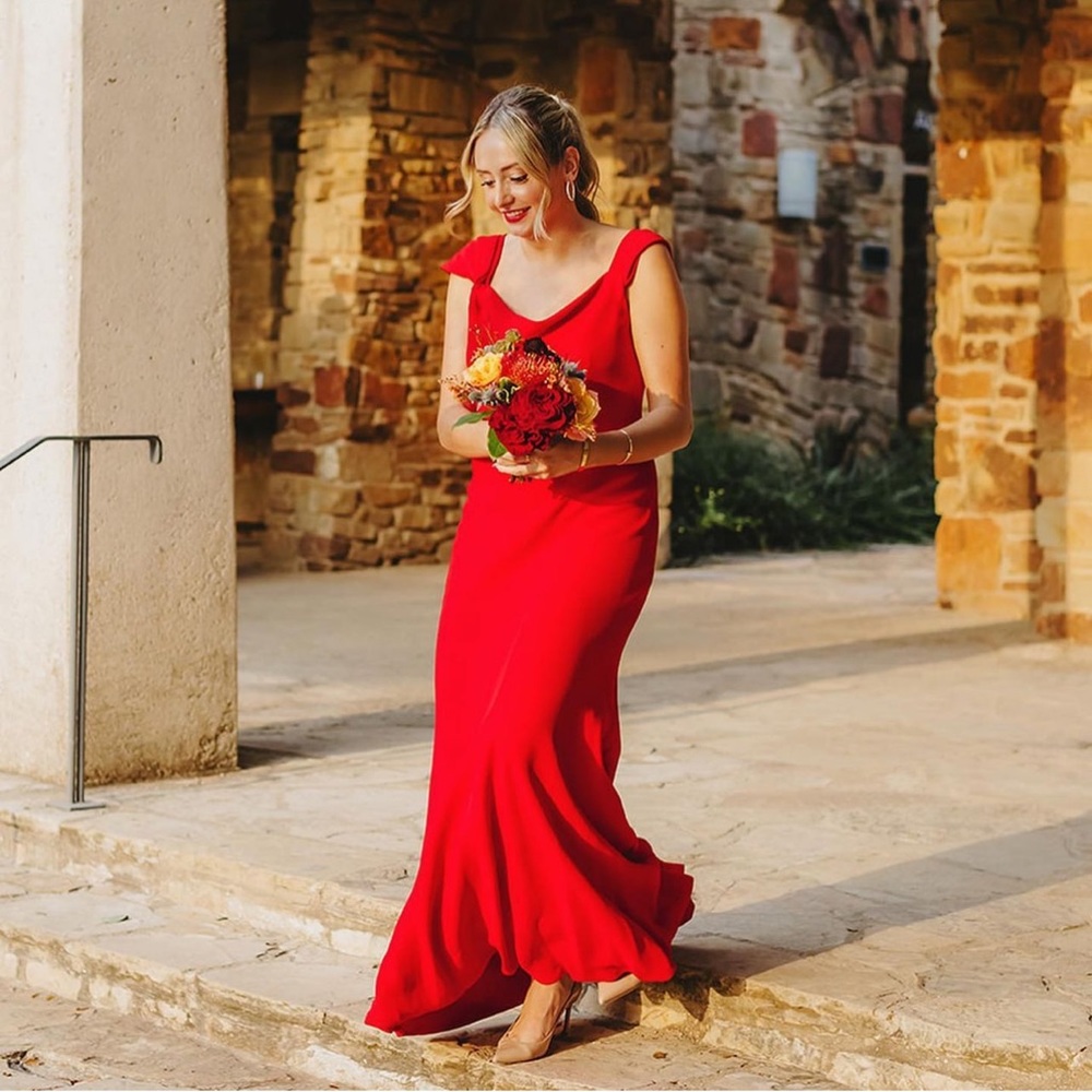 STUNNING OSCAR DE LA RENTA RED GOWN SIZE 6